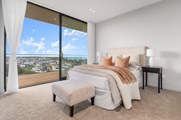 Photo of property in 15 Ridgelea Road, Long Bay, 0792