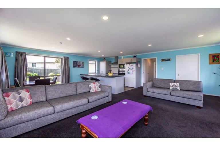 Photo of property in 8 Carteret Place, Aranui, Christchurch, 8061