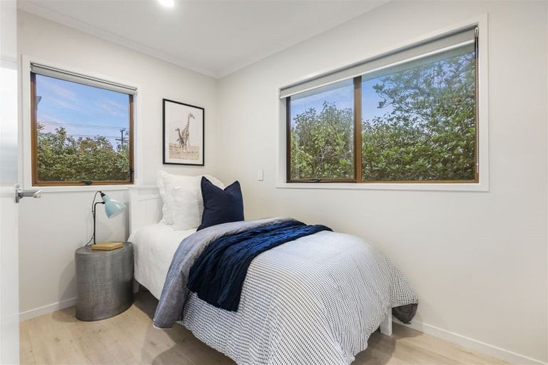 Photo of property in 1/52 Aberdeen Road, Campbells Bay, Auckland, 0620