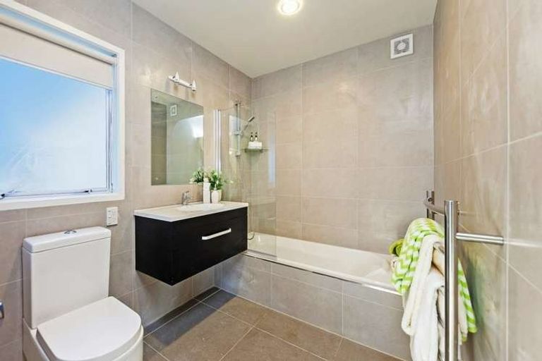 Photo of property in 2 Caspian Close, New Lynn, Auckland, 0600