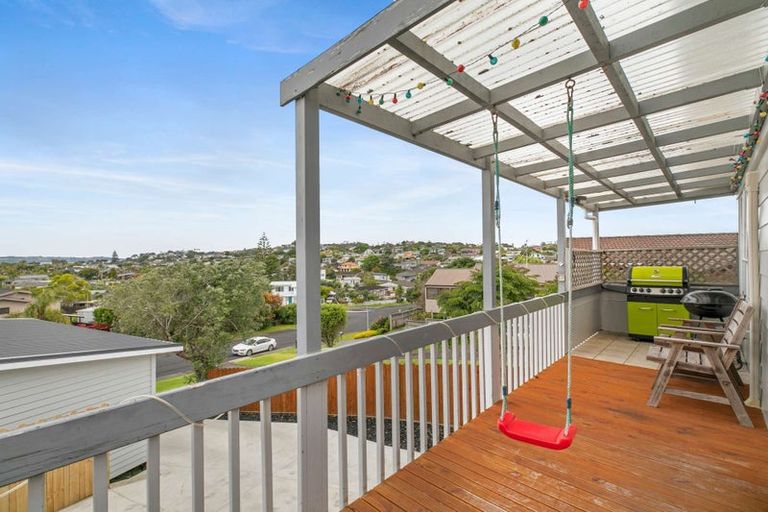 Photo of property in 15 Rosario Crescent, Red Beach, 0932