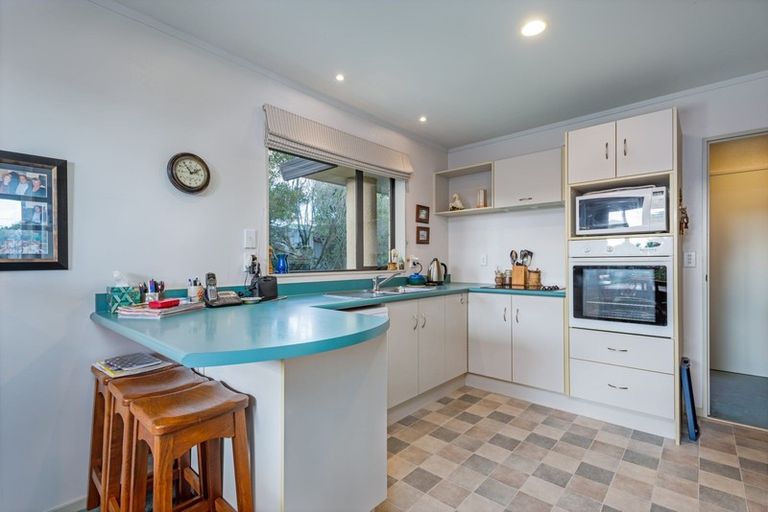 Photo of property in 10 Logan Place, Kelvin Grove, Palmerston North, 4414