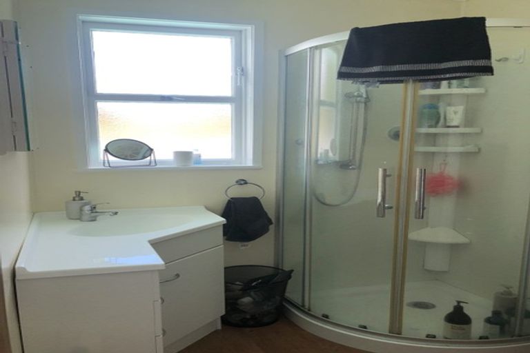 Photo of property in 21 Battle Place, Glenfield, Auckland, 0629