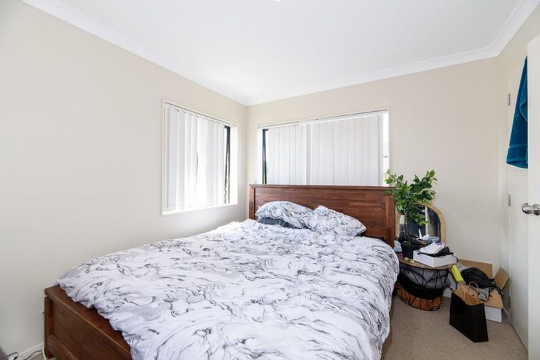 Photo of property in 12 Mediterranean Way, Goodwood Heights, Auckland, 2105