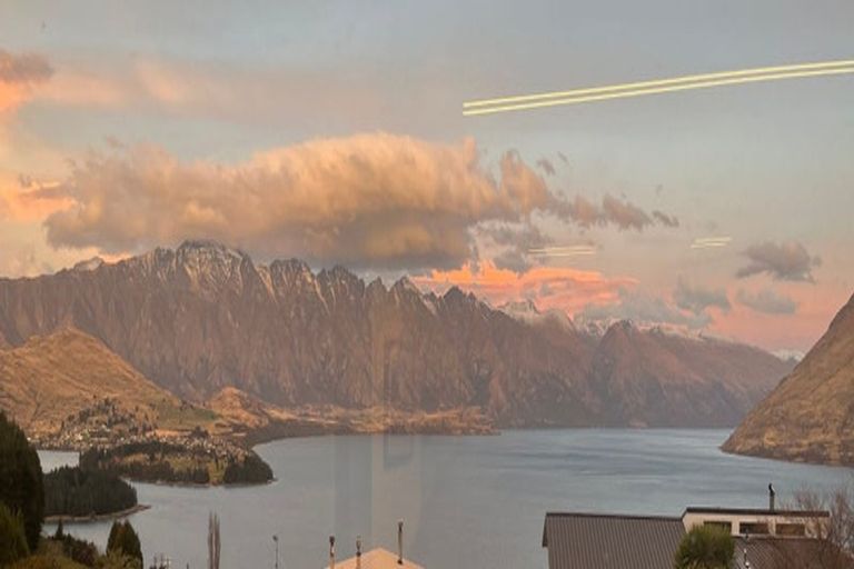 Photo of property in 46 Wynyard Crescent, Fernhill, Queenstown, 9300