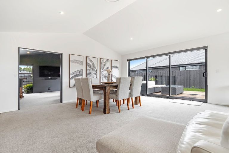 Photo of property in 17 Angus Place, Rangiora, 7400