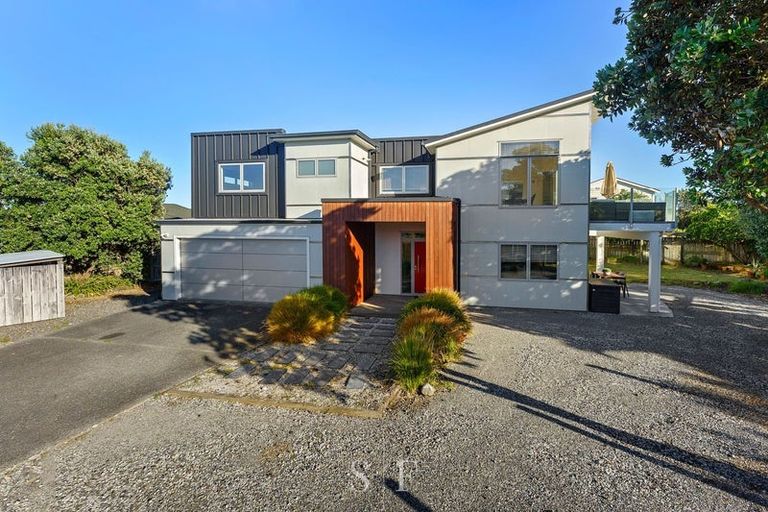 Photo of property in 155 Field Way, Waikanae Beach, Waikanae, 5036