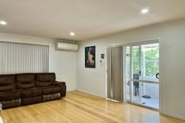 Photo of property in 2/3 Barron Drive, Green Bay, Auckland, 0604