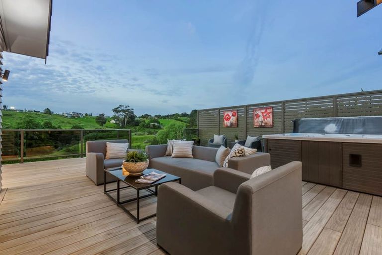 Photo of property in 14 Regis Lane, Flat Bush, Auckland, 2019