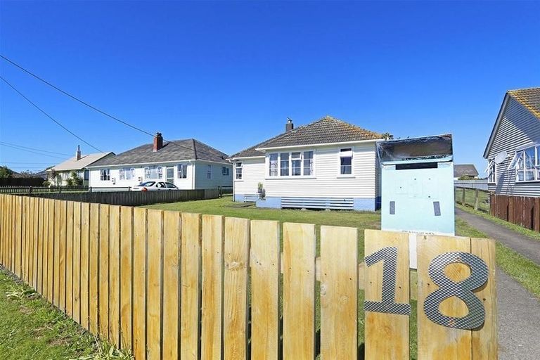 Photo of property in 18 Railway Street, Eltham, 4322