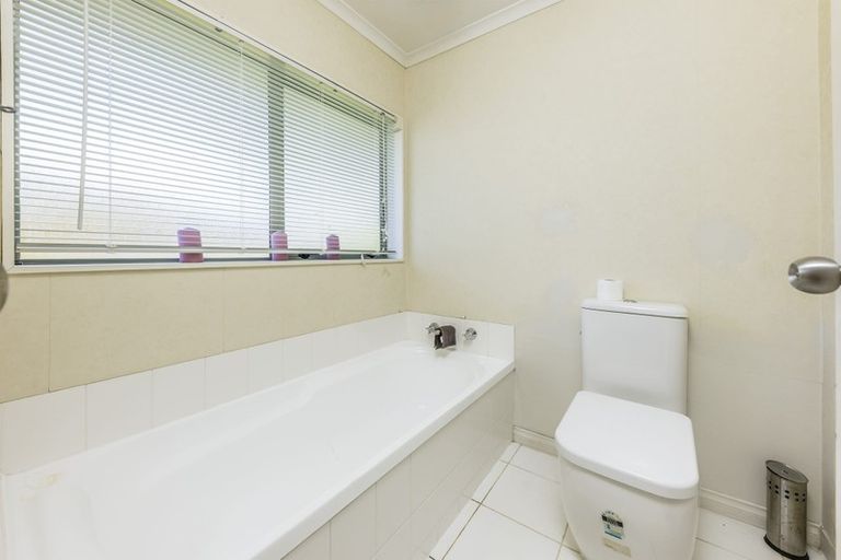 Photo of property in 22 Matilda Place, Weymouth, Auckland, 2103
