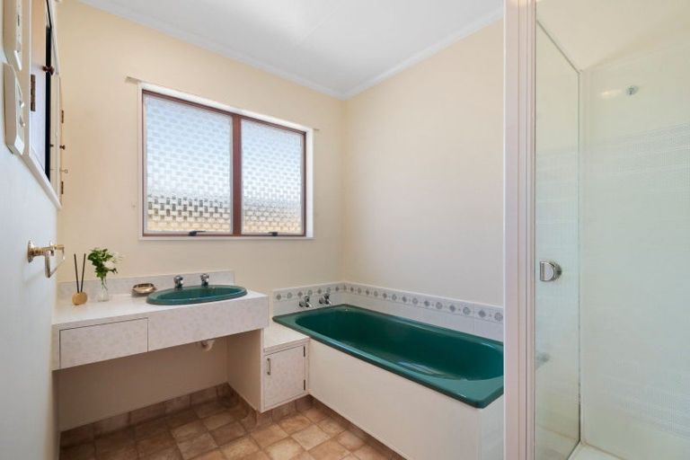 Photo of property in 18 Palliser Place, Milson, Palmerston North, 4414