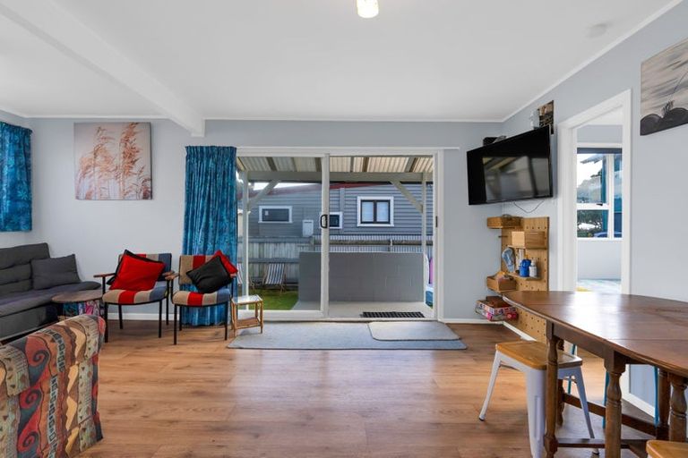 Photo of property in 18 Third Avenue, Urenui, 4377