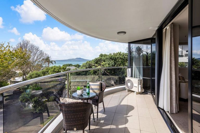 Photo of property in 2d/175 Hurstmere Road, Takapuna, Auckland, 0622
