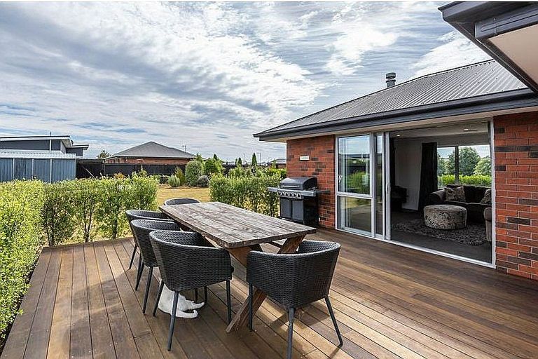 Photo of property in 6 Burnham School Road, Rolleston, 7614