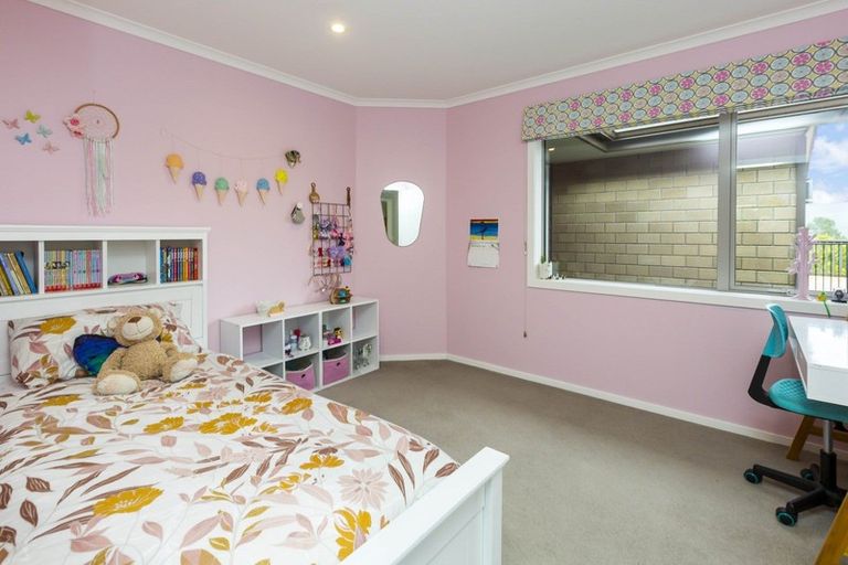 Photo of property in 1 Mckenzie Way, Timberlea, Upper Hutt, 5018