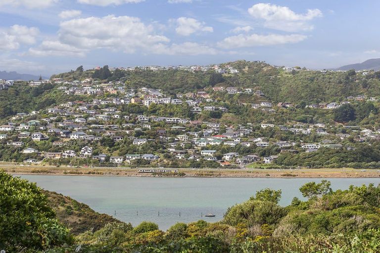 Photo of property in 124 Gloaming Hill, Titahi Bay, Porirua, 5022