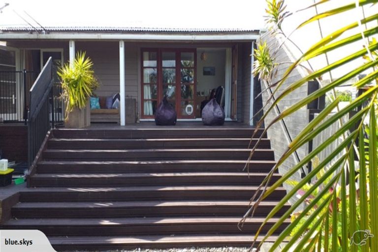 Photo of property in 53 Cliff View Drive, Green Bay, Auckland, 0604