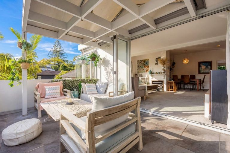 Photo of property in 1/22 Sandown Road, Rothesay Bay, Auckland, 0630