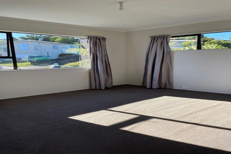 Photo of property in 26 Cheltenham Terrace, Newlands, Wellington, 6037