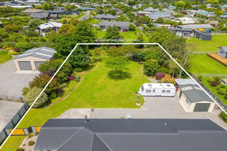 Photo of property in 2 Daffodil Grove, Carterton, 5713