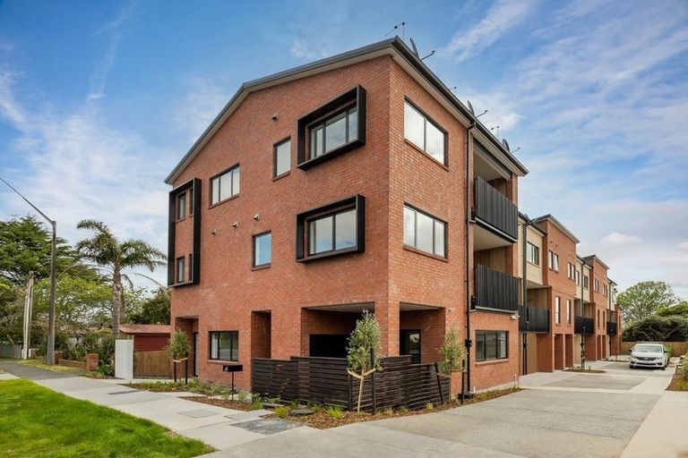 Photo of property in 2/500 Te Atatu Road, Te Atatu Peninsula, Auckland, 0610