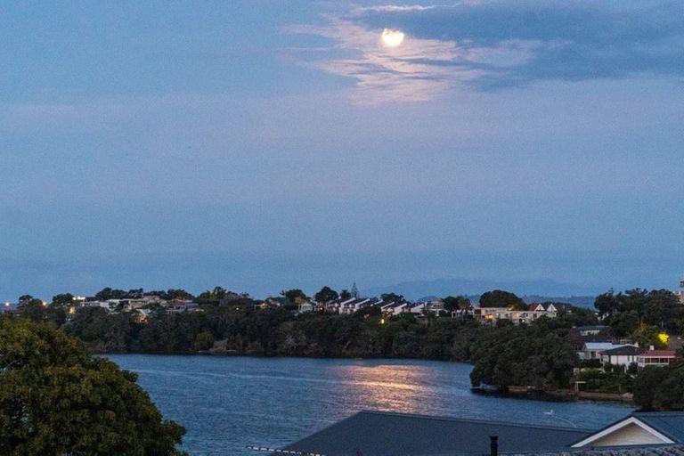 Photo of property in 4/29 Pupuke Road, Takapuna, Auckland, 0622