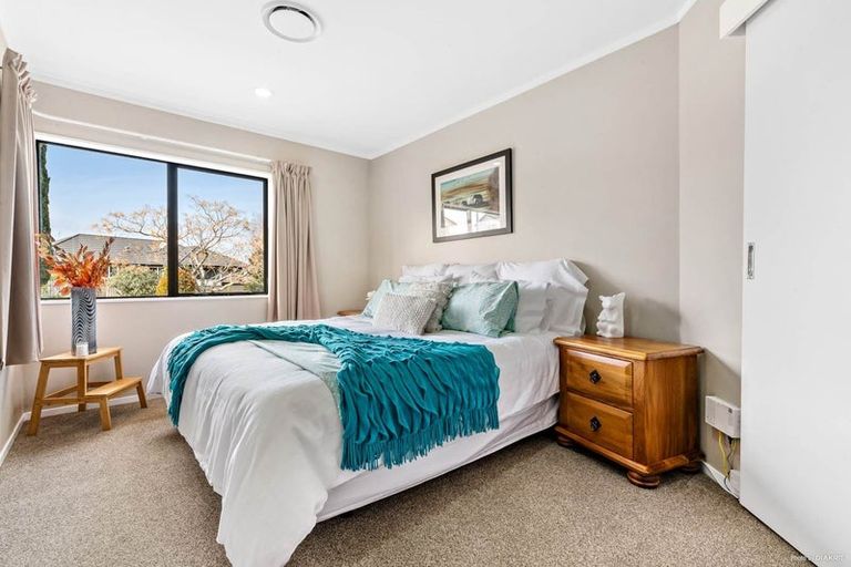 Photo of property in 1 Spears Place, Botany Downs, Auckland, 2010