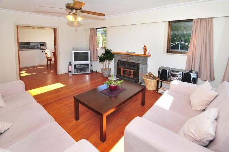 Photo of property in 65 Totaravale Drive, Totara Vale, Auckland, 0629