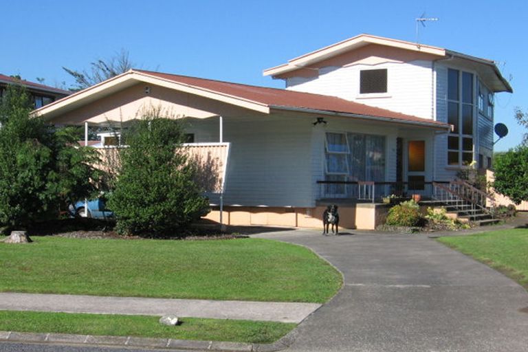 Photo of property in 129 Edgewater Drive, Pakuranga, Auckland, 2010