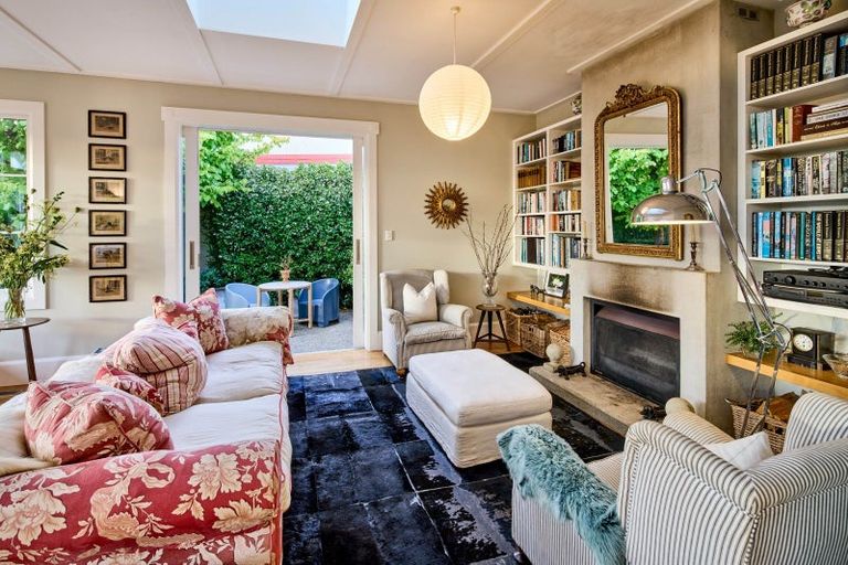 Photo of property in 18 Harbour View Road, Northland, Wellington, 6012