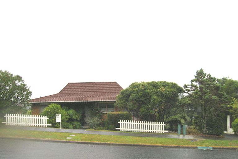 Photo of property in 52 Chelsea View Drive, Chatswood, Auckland, 0626