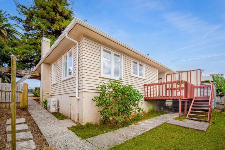 Photo of property in 138 Luckens Road, West Harbour, Auckland, 0618