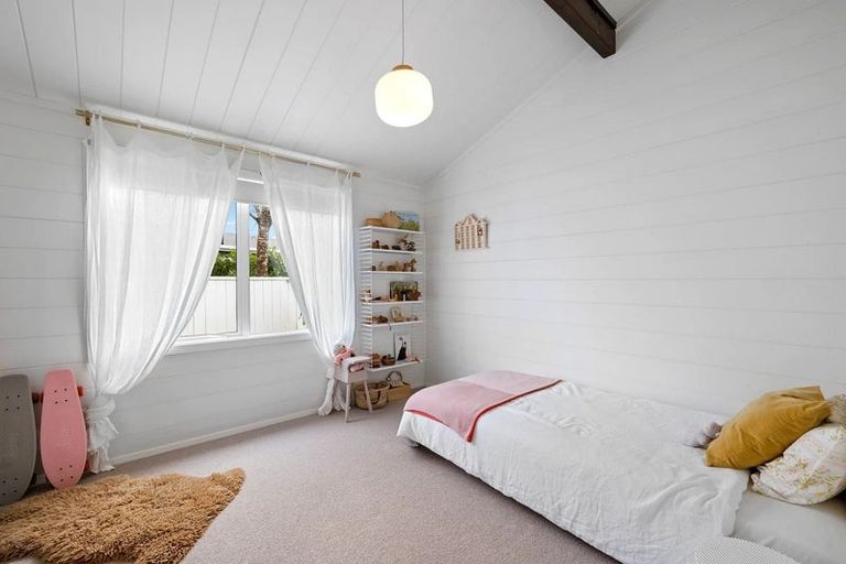 Photo of property in 12 Honnor Place, Hurdon, New Plymouth, 4310