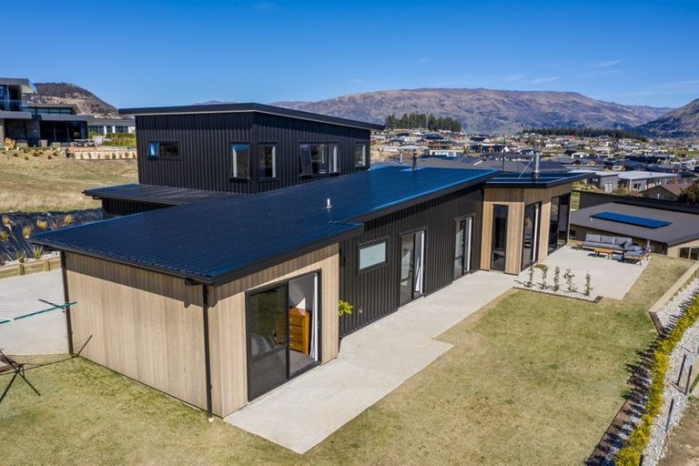 Photo of property in 31 Kirimoko Crescent, Wanaka, 9305