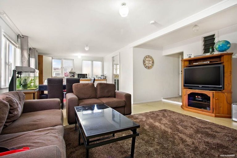 Photo of property in 37 Titirangi Road, New Lynn, Auckland, 0600