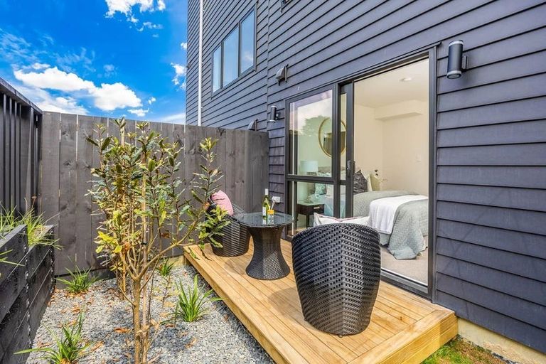 Photo of property in 8/6 Woodhouse Place, West Harbour, Auckland, 0618
