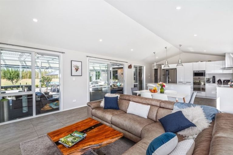 Photo of property in 773 Waitakere Road, Kumeu, 0891