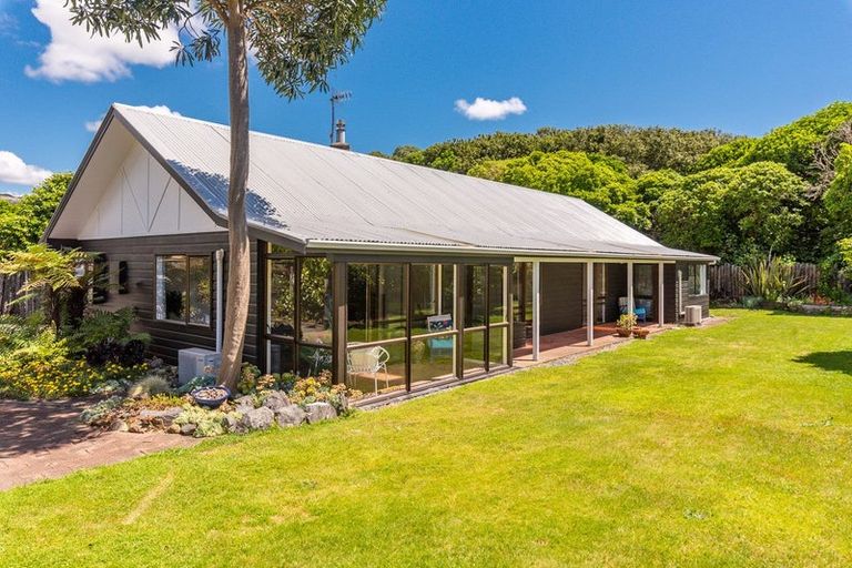 Photo of property in 17a Iti Grove, Waikanae, 5036