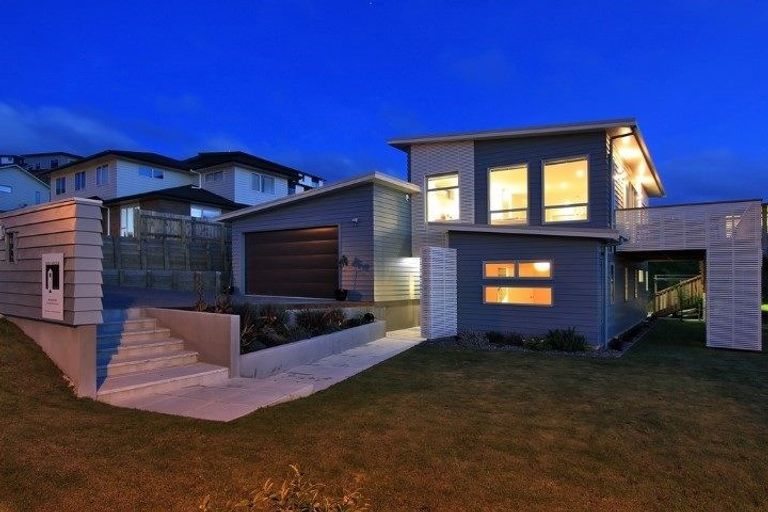Photo of property in 10 Hollyford Place, Aotea, Porirua, 5024