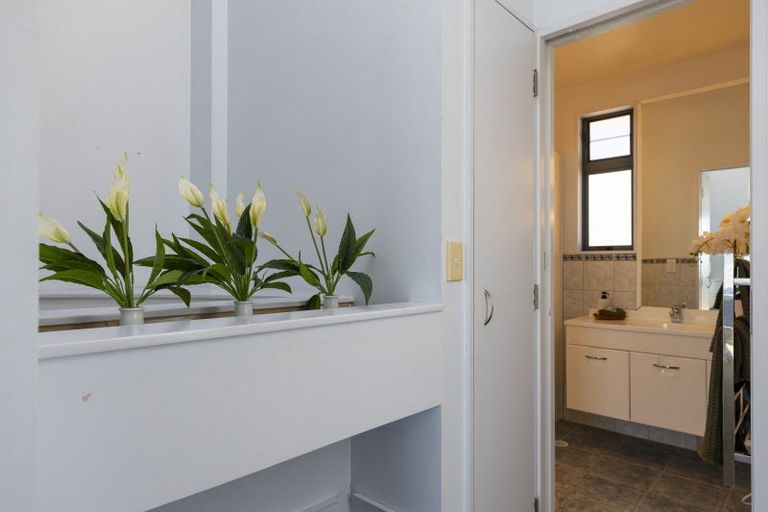 Photo of property in 2/227 Lake Terrace, Waipahihi, Taupo, 3330