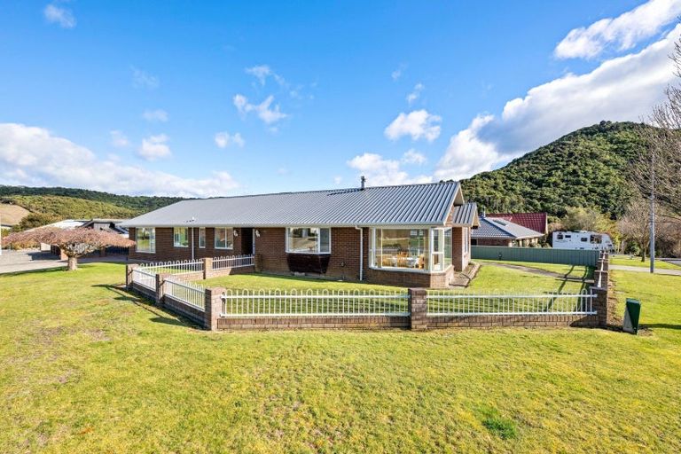 Photo of property in 28 Ranui Street, Waikawa, Picton, 7220