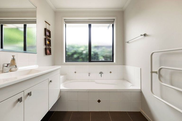 Photo of property in 32 Winchester Place, Rototuna North, Hamilton, 3210