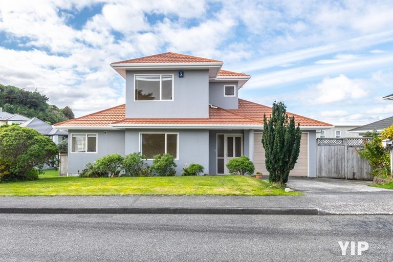 Photo of property in 1 Bennett Grove, Newlands, Wellington, 6037