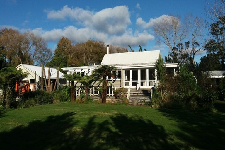 Photo of property in 15 Pottery Lane, Coromandel, 3506
