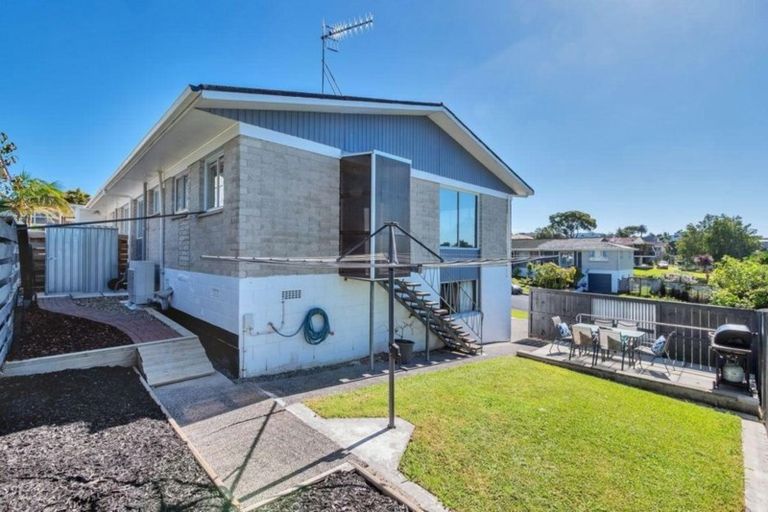 Photo of property in 57 Kirby Street, Glendene, Auckland, 0602