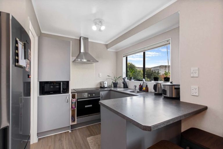 Photo of property in 2/15 Eulogy Place, Randwick Park, Auckland, 2105