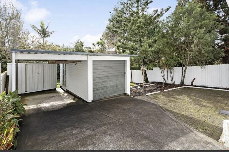 Photo of property in 21 Golf Road, New Lynn, Auckland, 0600