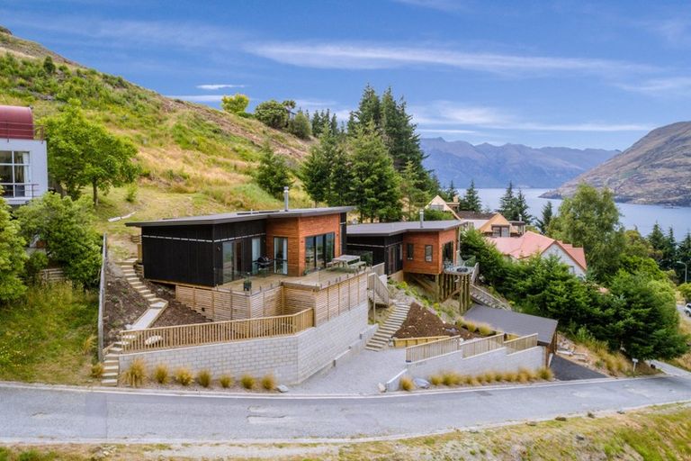 Photo of property in 15a Mackinnon Terrace, Sunshine Bay, Queenstown, 9300