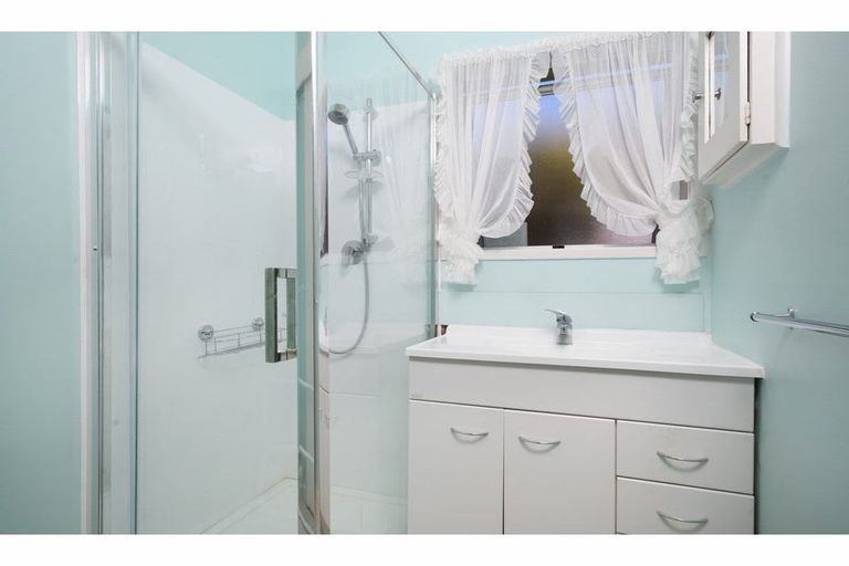 Photo of property in 2/10 Wickstead Place, Massey, Auckland, 0614